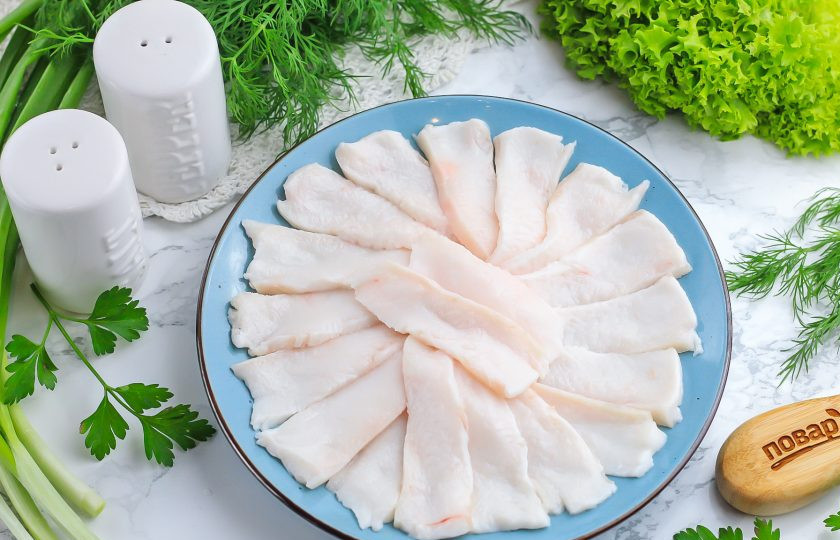 1. Этап. Сало Под водочку: Промойте сало в воде и обсушите бумажными салфетками. Соскоблите или срежьте те участки, которые вам не нравятся. Поместите в морозилку на 15-20 минут, чтобы сало подморозилось, так его будет легче нарезать. Нарежьте тонкими слайсами и выложите на тарелку.