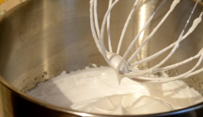 1. Этап. Белково-заварной крем для торта: 6. К хорошо взбитым белкам вводим тонкой струйкой кипящий сироп, взбиваем еще около 5 минут, пока крем не остынет (нагрелся он из-за горячего сиропа).