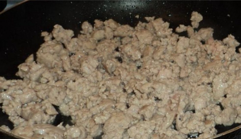 1. Этап. Лапша по-флотски: 1. На сковородку вылейте растительное масло и начните обжаривать фарш.