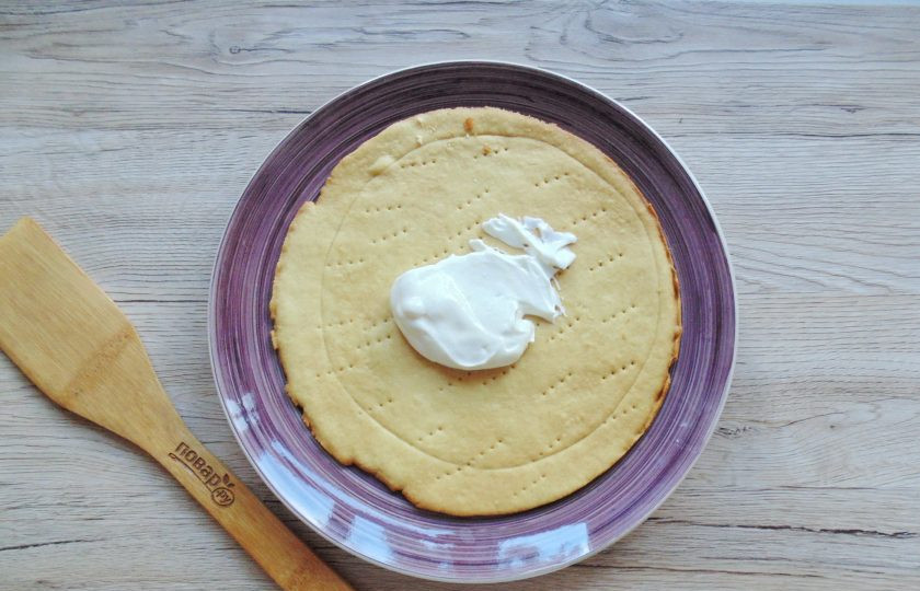 1. Этап. Медовик с вишней и сметанным кремом: Сметану смешайте с сахарной пудрой. Если у вас сметана жирностью 30-35%, то можно её взбить. Если 20-25%, то лучше просто смешать, в противном случае вы получите жидкость, а не крем. Кремом смажьте каждый корж.