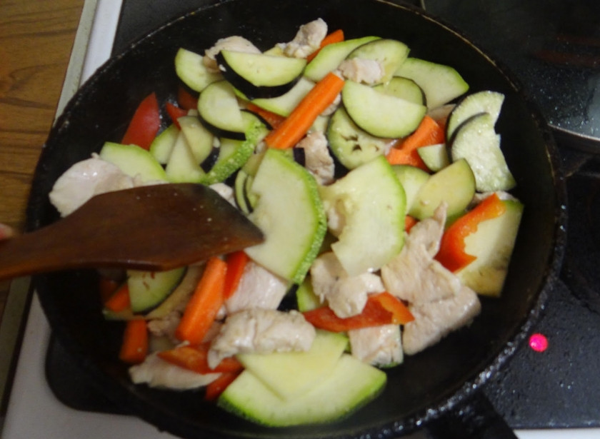 1. Этап. Гречневая лапша с курицей: Затем добавьте к ней овощи. Обжаривайте минут 5 (до мягкости цукини).