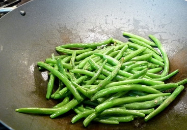 1. Этап. Фасоль с фаршем: 1. На сковороде (идеальный вариант - вок) разогрейте немного растительного масла. Выложите фасоль и на сильном огне обжарьте в течение 7-10 минут. Затем снимите с огня и отложите в сторону.