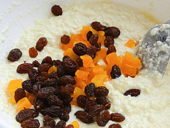 1. Этап. Запеканка из творога с манкой: 2. Классический рецепт запеканки из творога с манкой включает в себя изюм, курагу или чернослив. Добавляйте фрукты и орехи по своим вкусовым предпочтениям. Некоторые любят готовить запеканку с фруктами (например, с бананами или клубникой).