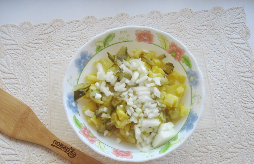 1. Этап. Салат Мышка с сыром: Репчатый лук очистите, помойте, мелко нарежьте, выложите в салат.