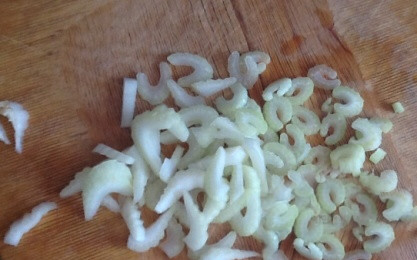 1. Этап. Бонский суп: Сельдерей моем и нарезаем мелкими кусочками.