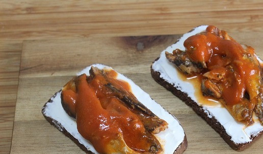 1. Этап. Бутерброд с килькой: Выложить кильку.