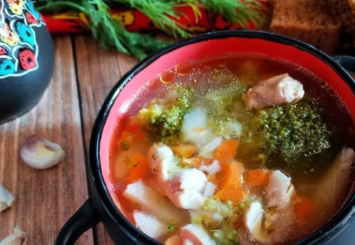 1. Этап. Куриный суп с брокколи: После повторного закипания бульона готовить ещё 5 минут.