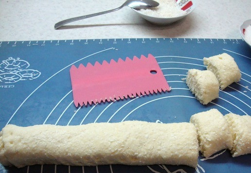 1. Этап. Творожное печенье с кокосовой стружкой: Свернуть рулетом и нарезать на кусочки удобного размера. Я нарезала шириной 2-3 см.