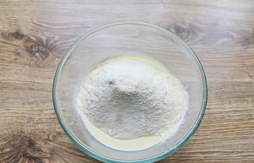 1. Этап. Торт Вриндаван: Просейте муку через сито в чашу с молочной массой.