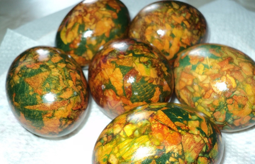 1. Этап. Мраморные яйца на Пасху: 4. После закипания варим 7 минут. Заливаем холодной водой, потом достаем из марли и протираем растительным маслом. Готово!