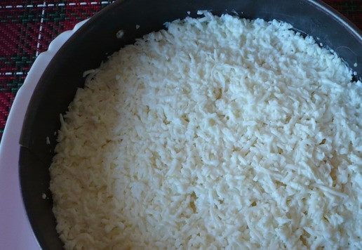 1. Этап. Салат-закуска Зимняя сказка: Вареные белки натереть на мелкой терке и выложить сверху на слой сыра и майонеза. Закрыть салат-закуску пищевой пленкой и поставить в холодильник на 1-2 часа.