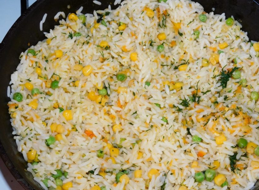 1. Этап. Рисовый гарнир с горошком и кукурузой: Всыпьте рис и хорошо перемешайте. Добавьте мелко нарезанный укроп, соль и специи. Все хорошо прогрейте и подавайте к столу.