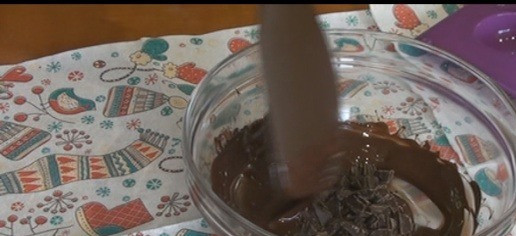 1. Этап. Шоколадные бомбочки с маршмэллоу: Когда шоколад растопится и будет весь однородным всыпаем 1/4 отложенного шоколада и быстро размешиваем, чтобы он растопился. После этого оставьте его постоять примерно на 5 минут. Так мы темперируем шоколад и он потом хорошо застынет и будет иметь красивый блеск. Еще хочу сказать, берите шоколад хорошего качества.