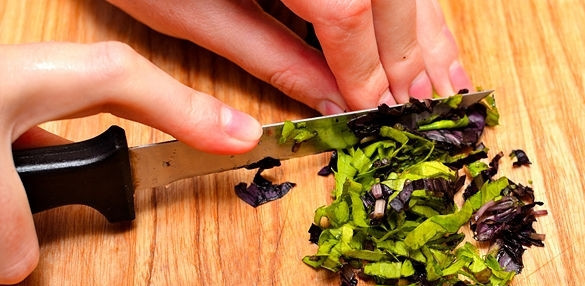 1. Этап. Томатный соус для пиццы: Порезать зелень.