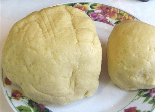 1. Этап. Пирог на маргарине с вареньем: 5. Разделить готовое тесто на две части разного размера. Ту, что поменьше, сразу отправить в морозилку, чтобы она немного подмерзла.