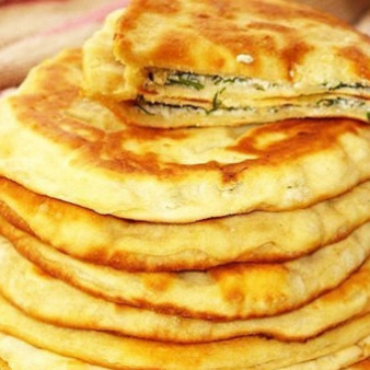 Простые вкусняшки (лепешки с яйцом и луком)