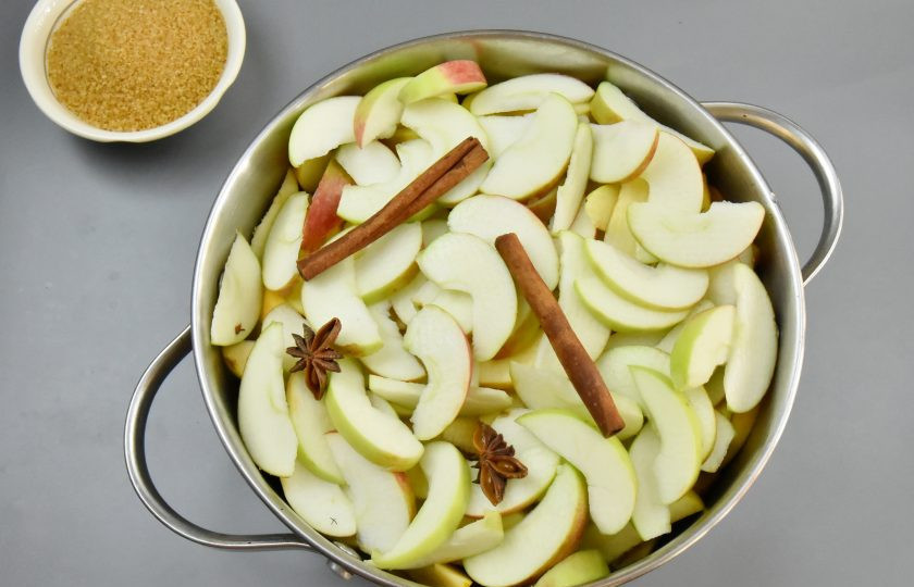 1. Этап. Яблочное масло со специями: Яблоки хорошо помойте, срежьте места с изъянами. Нарежьте кусочками, не снимая кожуры. Кожура содержит пектин — мощный натуральный желирующий агент, который сделает наше масло густым. Выложите яблочные дольки в кастрюлю. Залейте небольшим количеством воды. Добавьте специи.