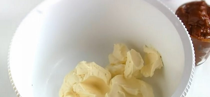 1. Этап. Торт Министерский(Стаканник): 3. Сгущенное молоко комнатной температуры и сливочное масло комнатной температуры взбейте миксером до однородности. Соберите торт: перемажьте коржи, бока и верх торта кремом.