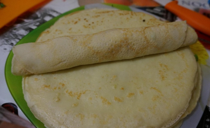 1. Этап. Блинные роллы со сливочным сыром и красной рыбой: Заверните каждый блин рулетом. Оставьте их на 10 минут в холодильнике, чтобы те хорошо скрепились.