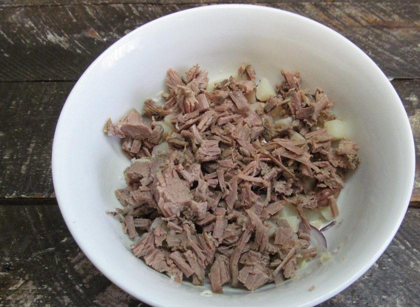 1. Этап. Салат Цада: Мякоть говядины разберите на волокна и мелко нарежьте, отправьте в салат.