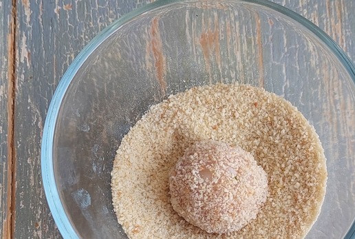 1. Этап. Фрикадельки с овощами и сыром: Сформировать фрикадельки, обвалять в панировочных сухарях.