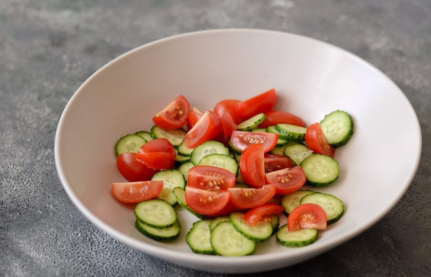 1. Этап. Салат с маринованной редиской: Помидоры нарежьте четвертинками, а огурцы кружочками.