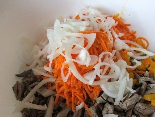 1. Этап. Салат с куриными сердечками и огурцом: 8. Туда же выложите маринованный лук, предварительно отжав его от маринада.