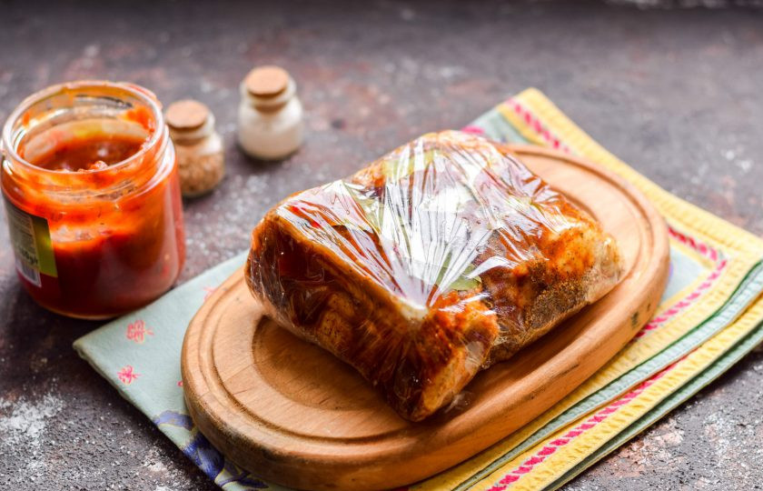 1. Этап. Сало в аджике: Запечатайте сало в фольгу или пленку, уберите в холодильник на 3-4 дня. Спустя время переложите сало в морозильную камеру на 3-4 часа, затем нарежьте и подавайте к столу.