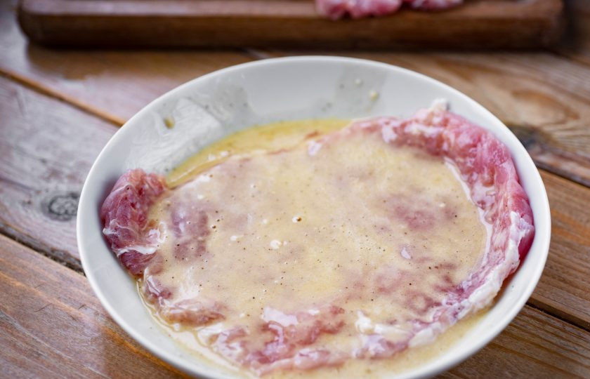 1. Этап. Отбивные с болгарским перцем: Кляр для удобства вылейте в широкую тарелку и каждый отбитый стейк хорошенько окуните в кляр.