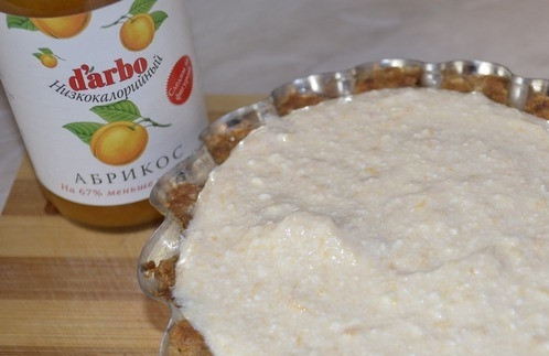 1. Этап. Чизкейк низкокалорийный: Выложите получившуюся творожную массу в корзинку, которую вы выпекали ранее. Разровняйте верхушку, поставьте десерт в холодильник до полного застывания. Затем выложите на творог немного конфитюра — и подавайте к столу.