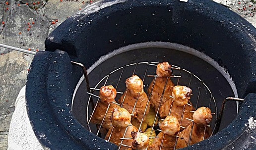 1. Этап. Куриные ножки с картошкой из тандыра: Когда дрова в тандыре прогорят, поставить этажерку с курицей и картофелем. Готовить приблизительно 30 минут. Температура тандыра 200°C.