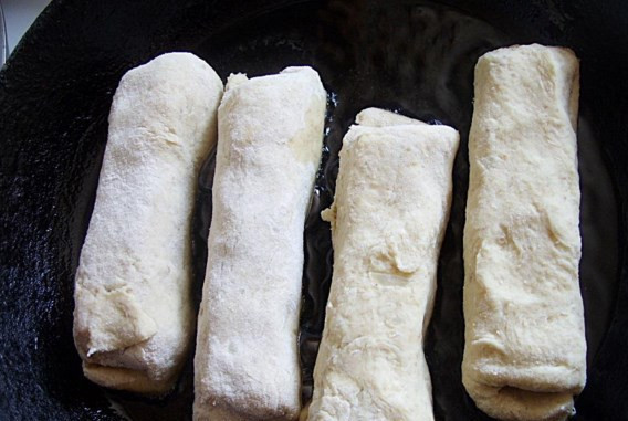 1. Этап. Крабовые палочки в тесте: Жарьте на разогретой сковороде с подсолнечным маслом со всех сторон до золотистого цвета.