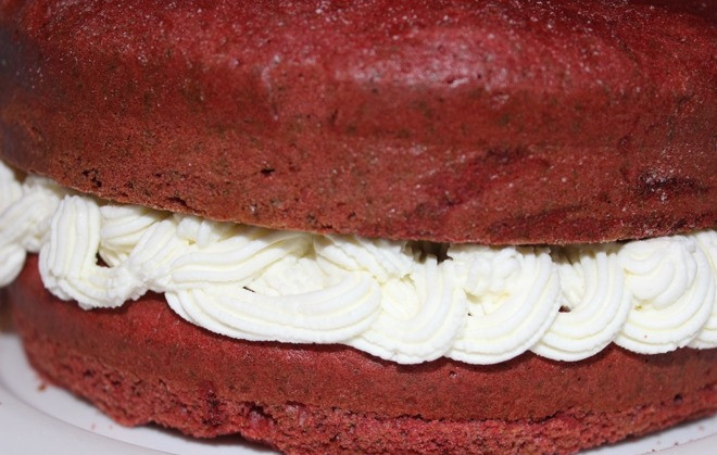 1. Этап. Торт Красный бархат: Взбиваем сливочный сыр с сахарной пудрой и промазываем остывшие кожи и верх торта. Можно сразу красиво оформить верх с помощью кондитерского шприца.