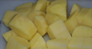 1. Этап. Гарнир к индейке в духовке: Чистим картошку и нарезаем кубиками вредней величины.