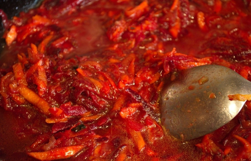 1. Этап. Борщ с пельменями: Наша зажарка для Борща с пельменями готова. Пусть тушится пока будем варить остальные продукты.