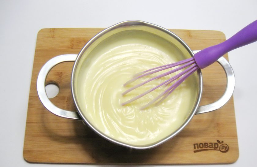 1. Этап. Рубленый торт: Когда молоко начнет закипать, влейте смесь желтков, сахара и крахмала. Постоянно перемешивая доведите крем до загустения. Добавьте ванильный сахар и оставьте остужаться.