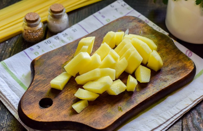 1. Этап. Диетический суп с лапшой: Спустя время добавьте в кастрюлю очищенный и нарезанный кубиками картофель.