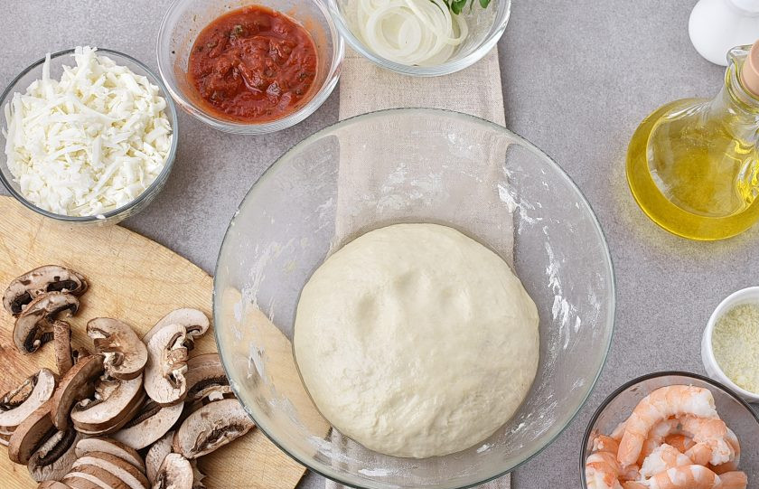 1. Этап. Пицца с креветками и грибами: Тесто должно увеличиться в объеме вдвое.