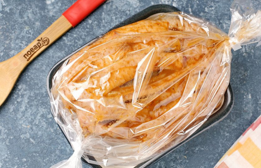 1. Этап. Гусиная грудка в духовке: Переложите гусиную грудку в рукав для запекания и закрепите концы. Можно вместе с грудкой в рукаве запечь одновременно и овощи: картофель, морковь, лук, кабачки, перец и т.д. У вас получится одновременно и мясо, и гарнир. Запекайте мясо в духовке при температуре 180 градусов около часа. В конце можно рукав аккуратно разрезать ножом и дать гусю подрумяниться.