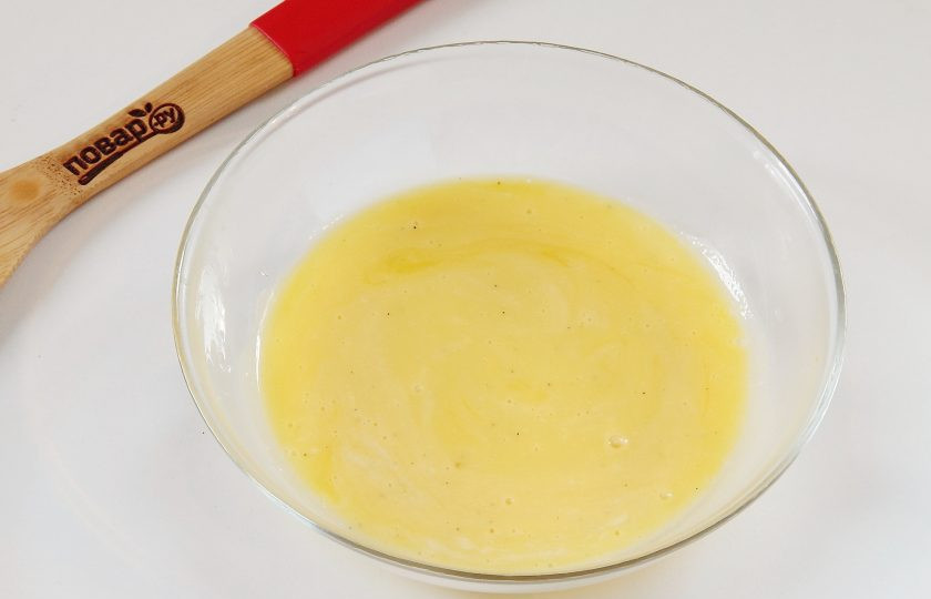 1. Этап. Тосты с яйцами Приятный завтрак: Добавьте к ним 1 ст. л. горячего соуса и перемешайте.