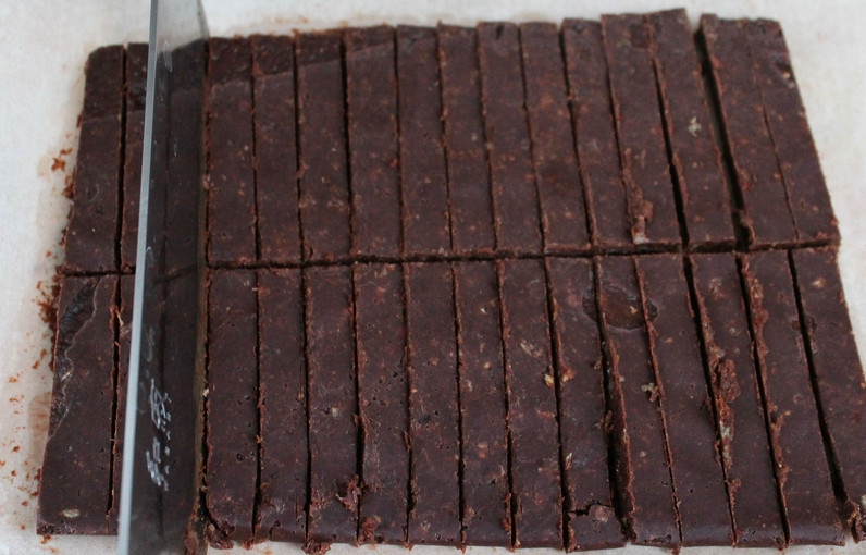 1. Этап. Шоколадные батончики: Шоколад с наполнителями застыл, теперь его можно нарезать полосками.