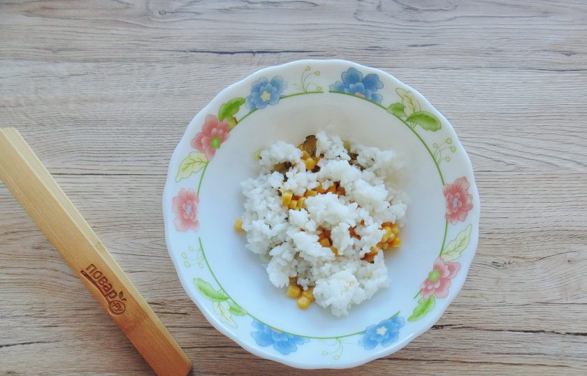 1. Этап. Салат из шпрот и кукурузы: Рис промойте, отварите, откиньте на сито. Охладите и добавьте в салатник.