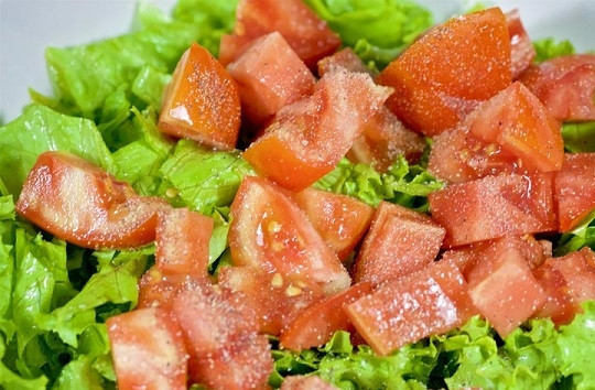 1. Этап. Салат с моцареллой: 2. Помидорки нарежьте небольшими кубиками и присыпьте солью.