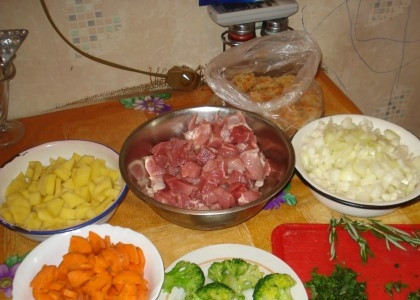 1. Этап. Свинина запеченная в горшочке: для начала, естественно, необходимо заранее подготовить все необходимые ингредиенты. Мясо, картофель,лук и морковь мы нарезаем кубиками, зелень мелко режем, а сыр трем на крупной терке. Картофель и мяса следует слегка посолить.