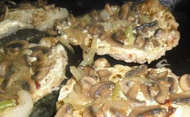 1. Этап. Отбивные из говядины с грибами: Выкладываем на каждую отбивную жареные грибы и распределяем по всей поверхности.