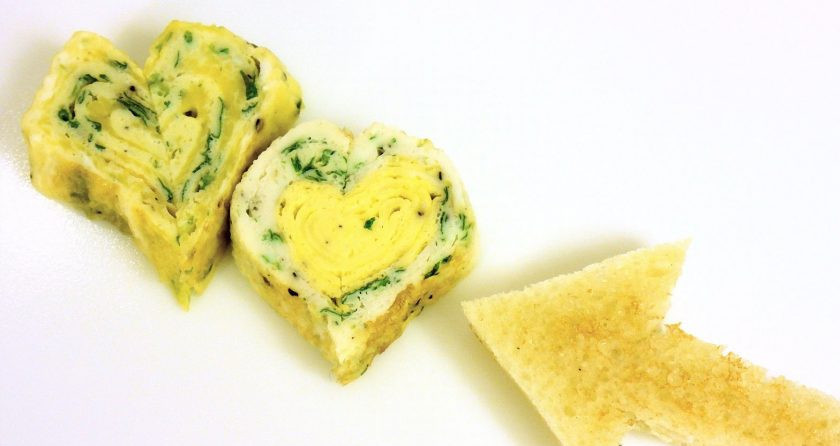 1. Этап. Завтрак для влюбленных: 5. Переложите омлет на доску и остудите в течение 10-15 минут. Нарежьте и подайте. Приятного аппетита!