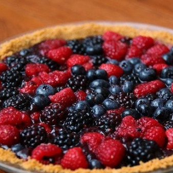 Открытый пирог с ягодами