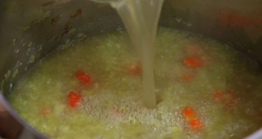 1. Этап. Куриный суп с лапшой по-итальянски: 9. После этого влейте оставшийся бульон и выложите кусочки курицы. Всыпьте лапшу.