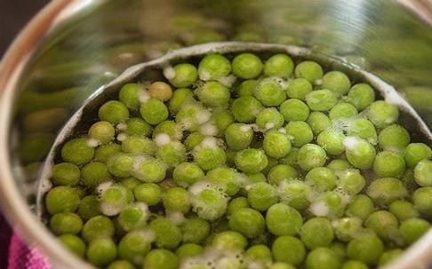 1. Этап. Брускетта с зеленым горошком и креветками: Замороженный зеленый горошек нужно отварить в кипящей воде 2-3 минутки. Откидываем отваренный горошек на дуршлаг.