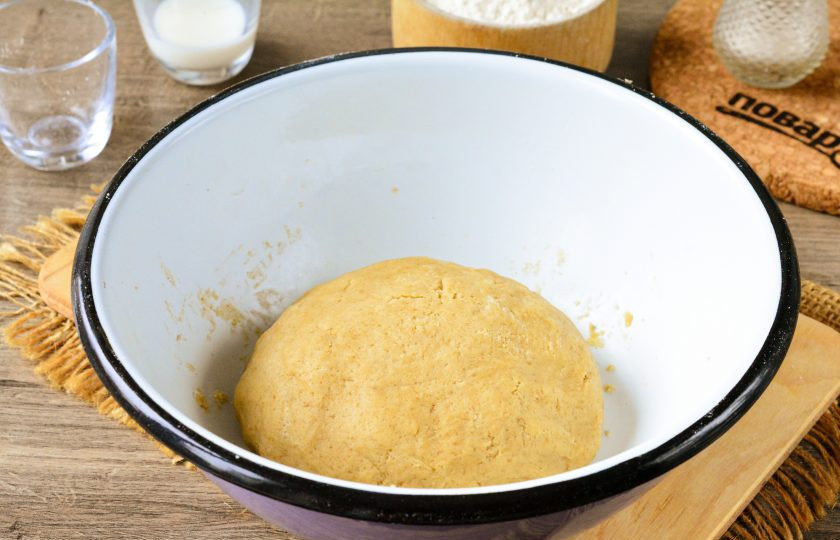 1. Этап. Печенье Нескафе: Замесите тесто, оно получится с цветом кофе и очень ароматным. Отправьте тесто в холод на 20-30 минут.